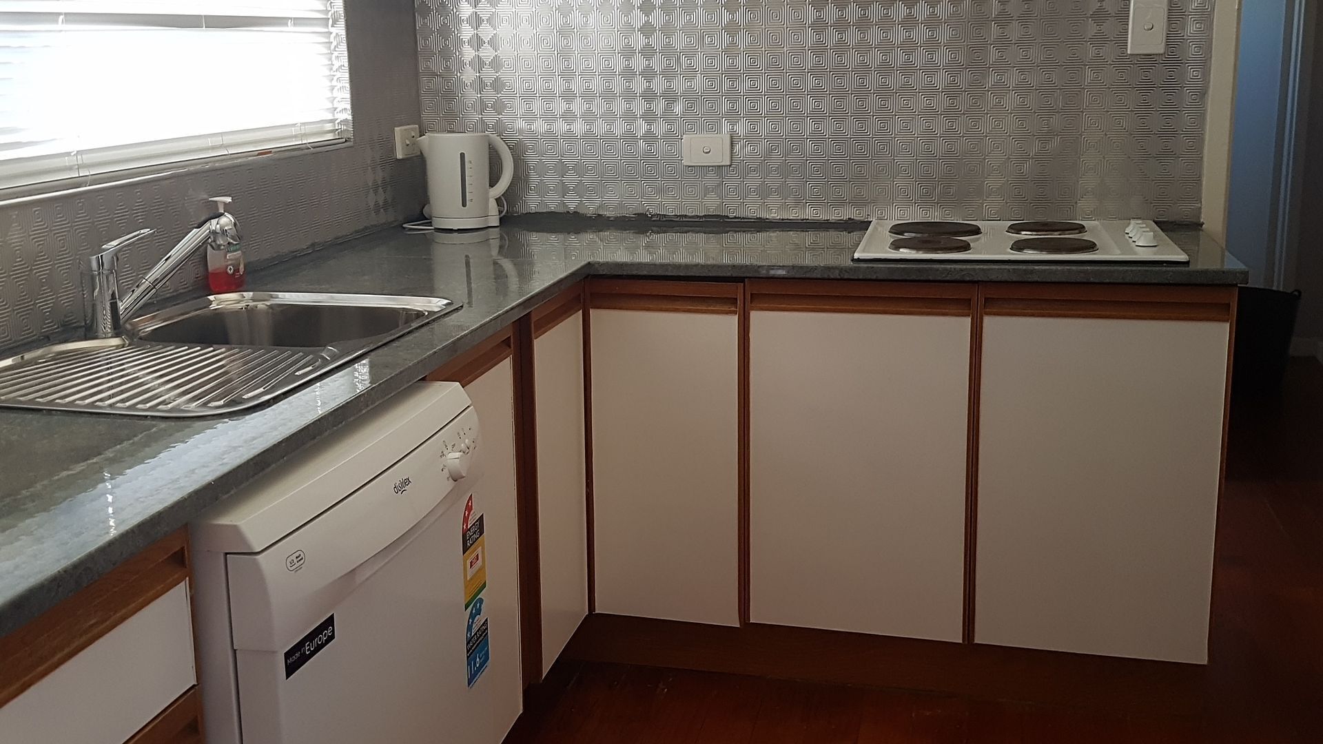 10 min to CBD 1950s retro home — image 9