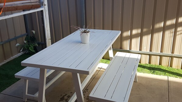 Property grounds - 10 min to CBD 1950s retro home (Adelaide North)