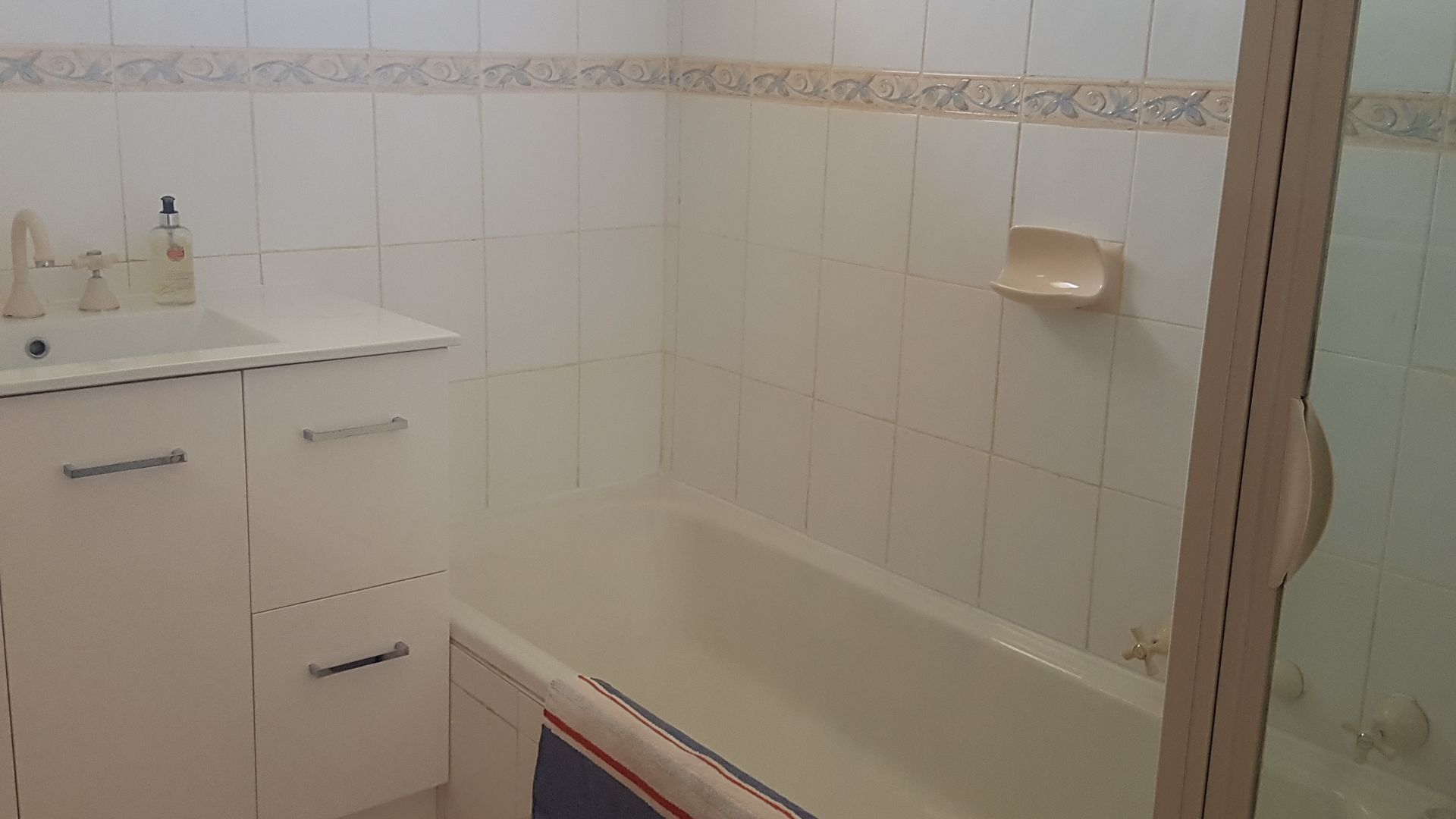 10 min to CBD 1950s retro home — image 13