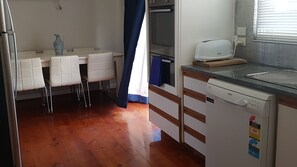 Fridge, microwave, oven, stovetop - 10 min to CBD 1950s retro home (Adelaide North)