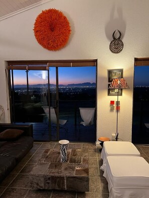 Fernseher, Kamin, DVD-Player, Bücher