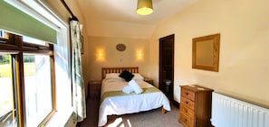 2 bedrooms, iron/ironing board, travel cot, free WiFi