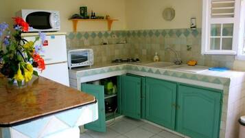 Réfrigérateur, micro-ondes, plaque de cuisson, cafetiÚre/bouilloire