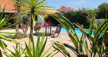 ARCHITECT-DESIGNED HOUSE, QUIET LOCATION, 2 KMS FROM BEACHES, UNSECURED SWIMMING POOL