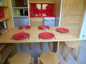 ثلاجة، ميكروويف، فرن، موقد طهي مسطح