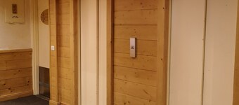 閑静な住宅の5階建てのアパート