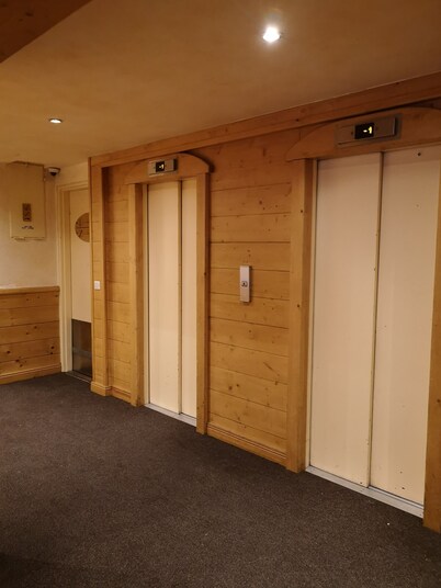 STATION CENTER, AT THE FOOT OF THE SLOPES, in a quiet residence, 5-bed apartment