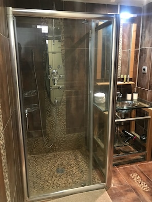 Dusche, Whirlpool, Haartrockner, Handtücher