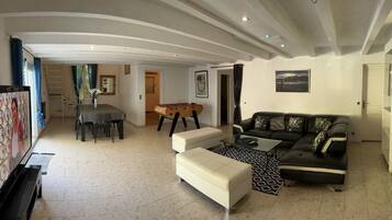 Télévision, lecteur de DVD, baby-foot, chaßne hi-fi