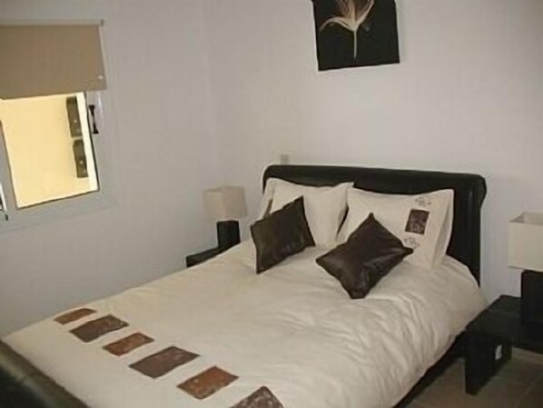 2 bedrooms, iron/ironing board, travel cot, WiFi