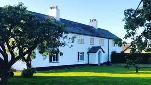 Exterior - Views Of The Clwydian Range, Nr Ruthin. Snowdonia 1hr. Local pub 1 mile (Rhewl)