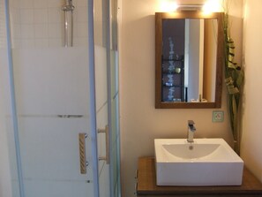 Shower, hair dryer, toilet paper - Panoramic Sea View Apartment, South Terrace, Trévou, Pink Granite Coast, 22. (Trévou-Tréguignec)