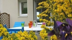 Une pièce avec une table dressée pour le repas, entourée de fleurs jaunes.