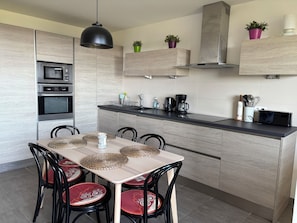 Frigorifero, microonde, forno, piano cottura