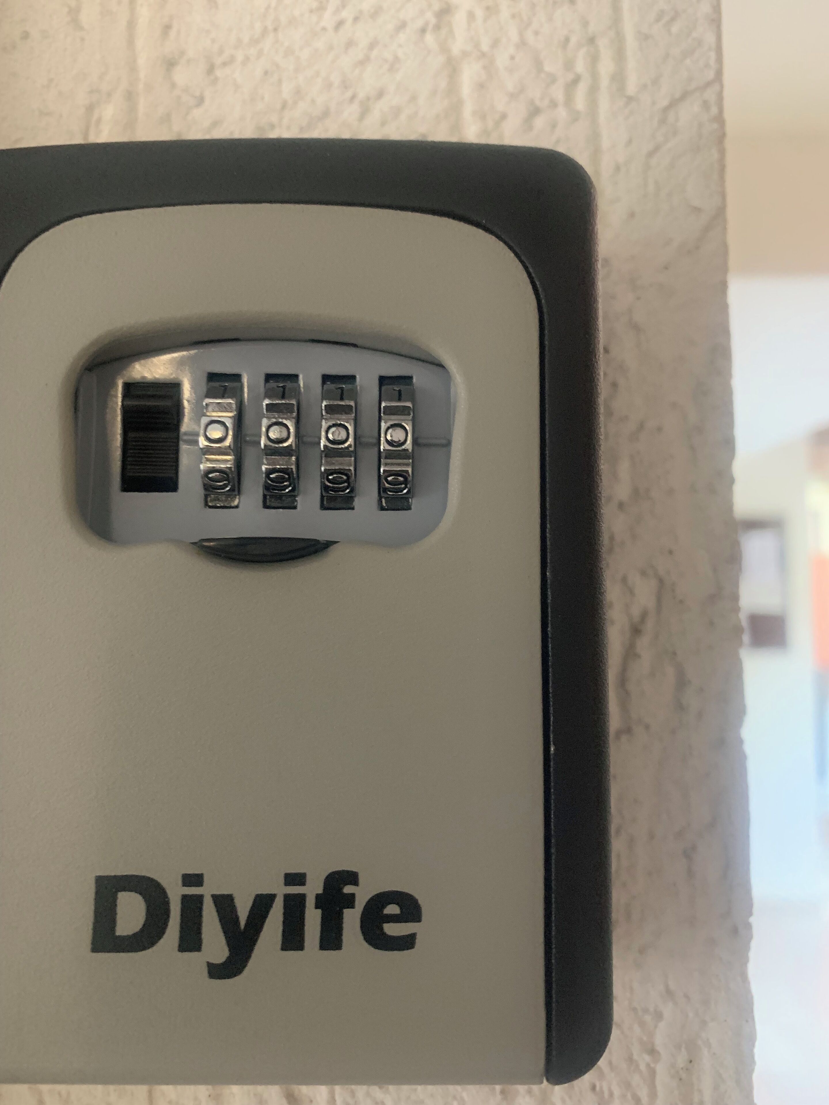 Una puerta con cerradura electrónica, identificada con el nombre 'Diyife'.