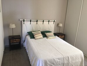 1 quarto, ferros/tábuas de passar roupa, berço de viagem