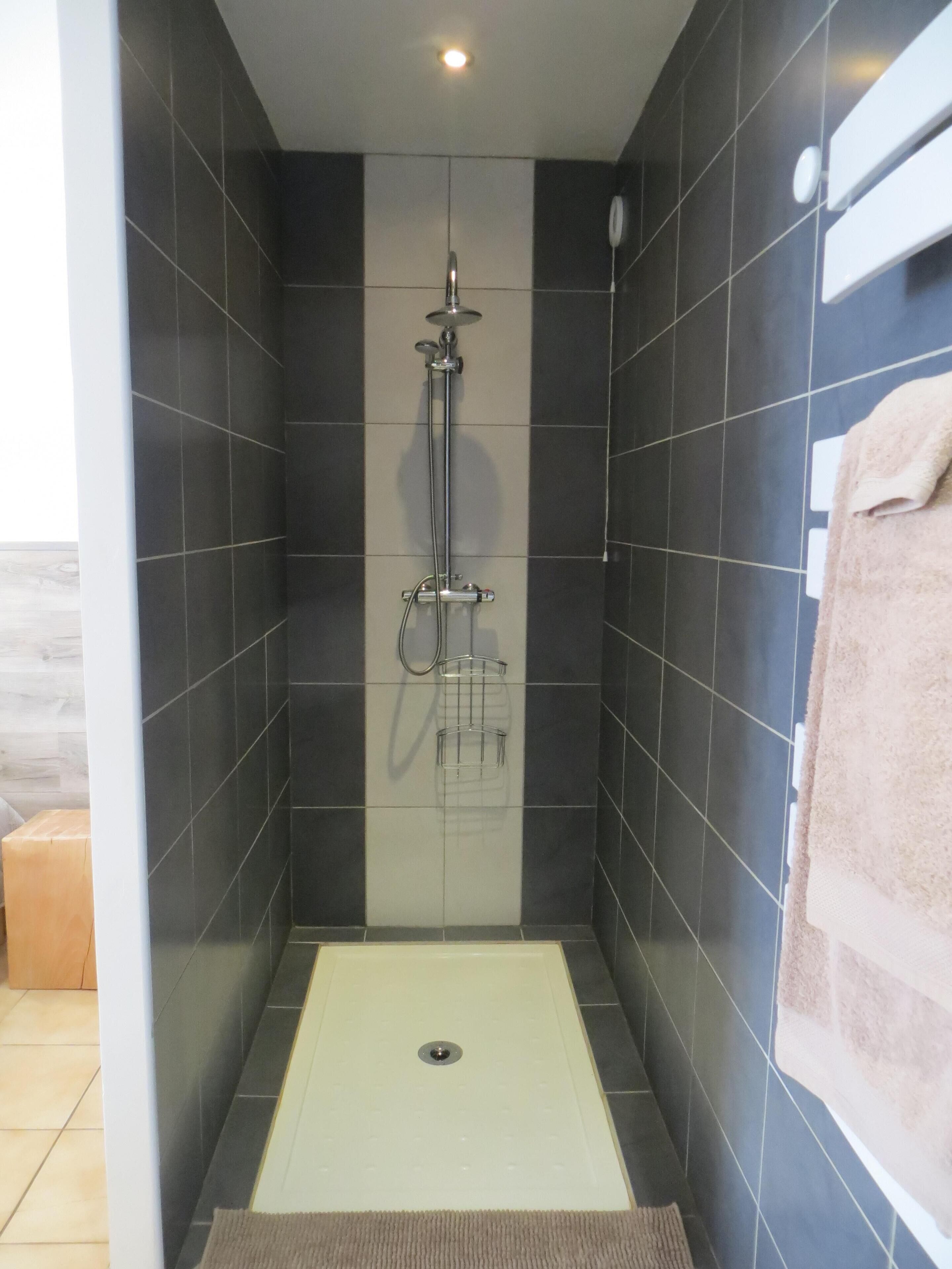 Een douche, een haardroger, zeep, shampoo