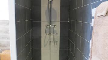 Een douche, een haardroger, zeep, shampoo