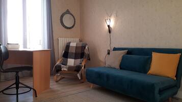 Télévision, livres, espaces bureaux