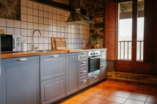 Réfrigérateur, four à micro-ondes, un four, surface de cuisson