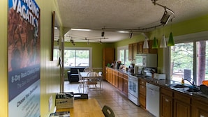 Interior detail - Estes Park Adventure Hostel (Estes Park)