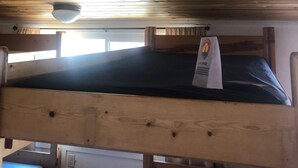 Bed #9 Top Bunk | WiFi (free), bed sheets - Estes Park Adventure Hostel (Estes Park)