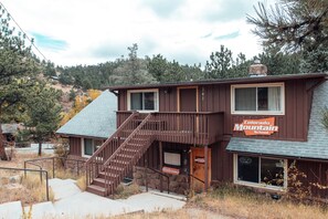 Terrace/patio - Estes Park Adventure Hostel (Estes Park)
