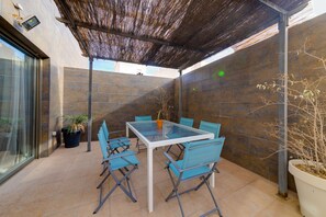 Outdoor dining - APARTMENT WITH COMMUNITY POOL. 400 METERS FROM THE BEACH. LARGE YARD. (Torrevieja)