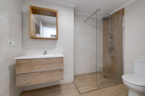 Tina con regadera, amenidades de baño gratuitas, secadora de cabello 