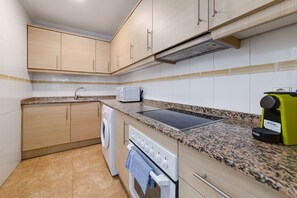 Fridge, microwave, oven, stovetop - APARTMENT WITH COMMUNITY POOL. 400 METERS FROM THE BEACH. LARGE YARD. (Torrevieja)