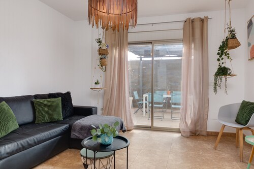 APARTMENT WITH COMMUNITY POOL. 400 METERS FROM THE BEACH. LARGE YARD.