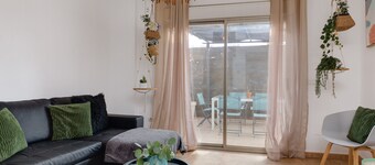 APARTMENT WITH COMMUNITY POOL. 400 METERS FROM THE BEACH. LARGE YARD.