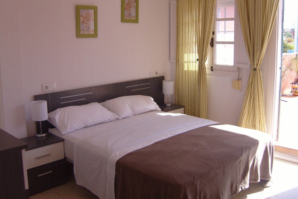 Nice Double Bed Room With Rooms Bike and Dive