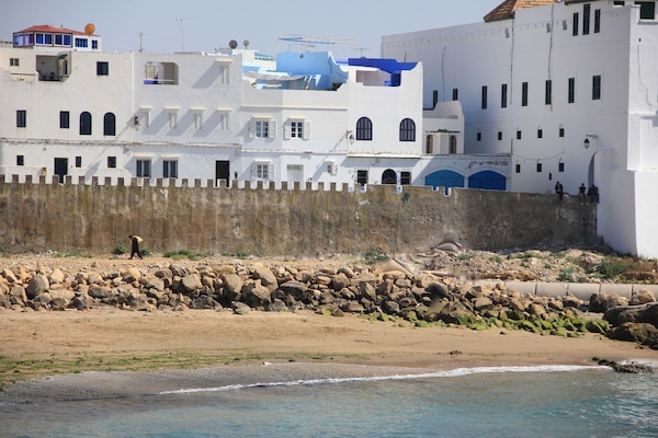 Dar Moussa est la maison avec la terrasse bleue clair.