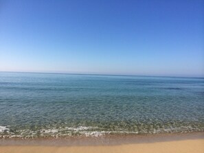 Nära stranden, solstolar och strandhanddukar