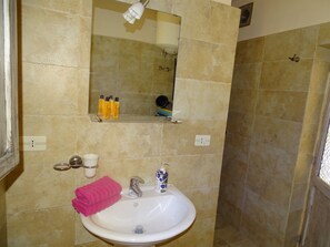 Dusch, hårtork, bidé och handdukar