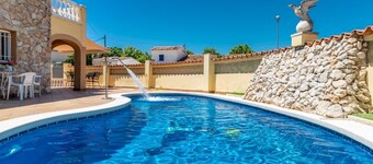 VILLA 9 bedrooms, wifi, games room, private pool