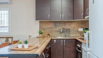 Een koelkast, een magnetron, een oven, een vaatwasser