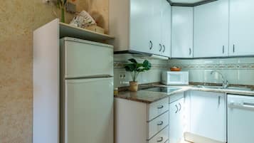 Een koelkast, een magnetron, een oven, een vaatwasser