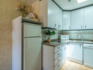 Frigorífico, microondas, horno y lavavajillas