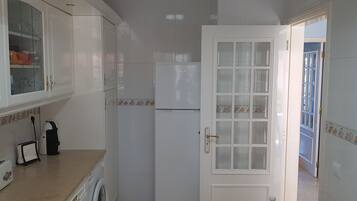 Kylskåp, mikrovågsugn, ugn och spishäll