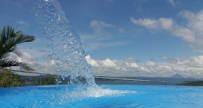 1B / 1B POOL / VUE SPECTACULAIRE LAC ARENAL !!