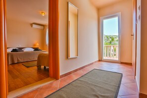 3 bedrooms, iron/ironing board, travel cot, free WiFi - Villa with private pool, BBQ and harbour view (2 kayaks/2 supboards) (Lozisca)