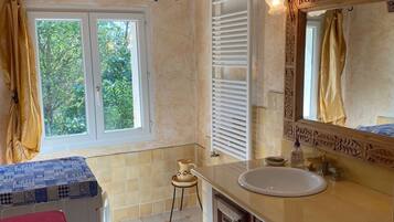 Douche, sĂšche-cheveux, savon, papier toilette