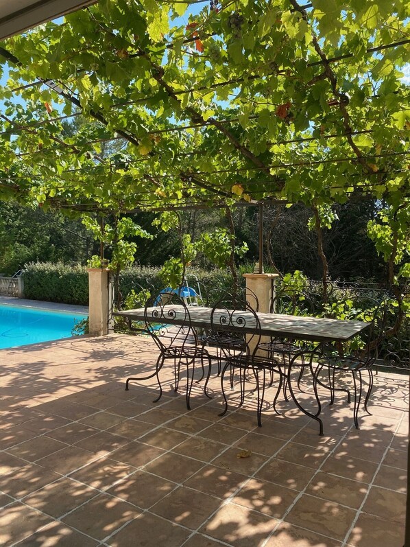 Outdoor dining - Sumptuous Provencal farmhouse (Villecroze)