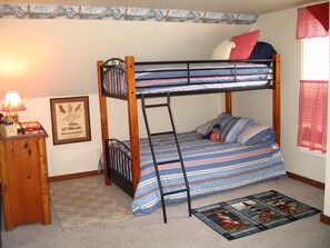 4 bedrooms, iron/ironing board, free WiFi, bed sheets