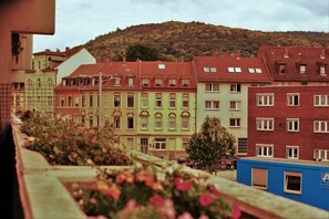 Uma fileira de edifícios coloridos com uma encosta ao fundo.