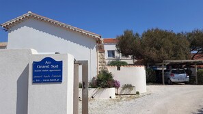 Un edificio con un'insegna che indica la presenza di monolocali e appartamenti, aperto tutto l'anno.