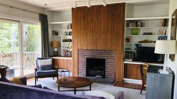 Smart TV, libros y estéreo