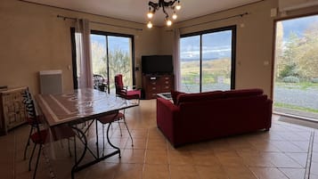 Télévision, jeux vidéo, lecteur de DVD, vidéothèque